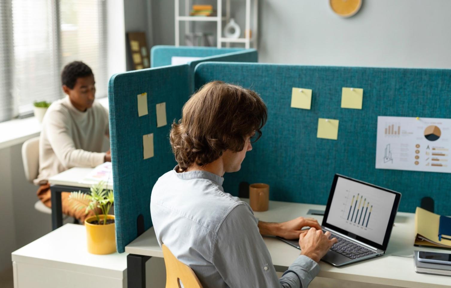 Команда финансовых консультантов работает над сезонными бюджетными планами