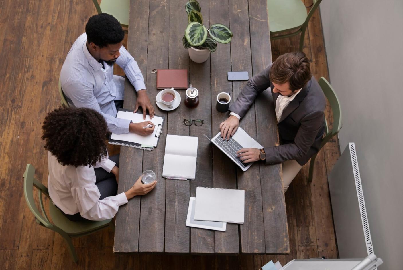 Офис команды Fireflow Nextech с современным рабочим пространством