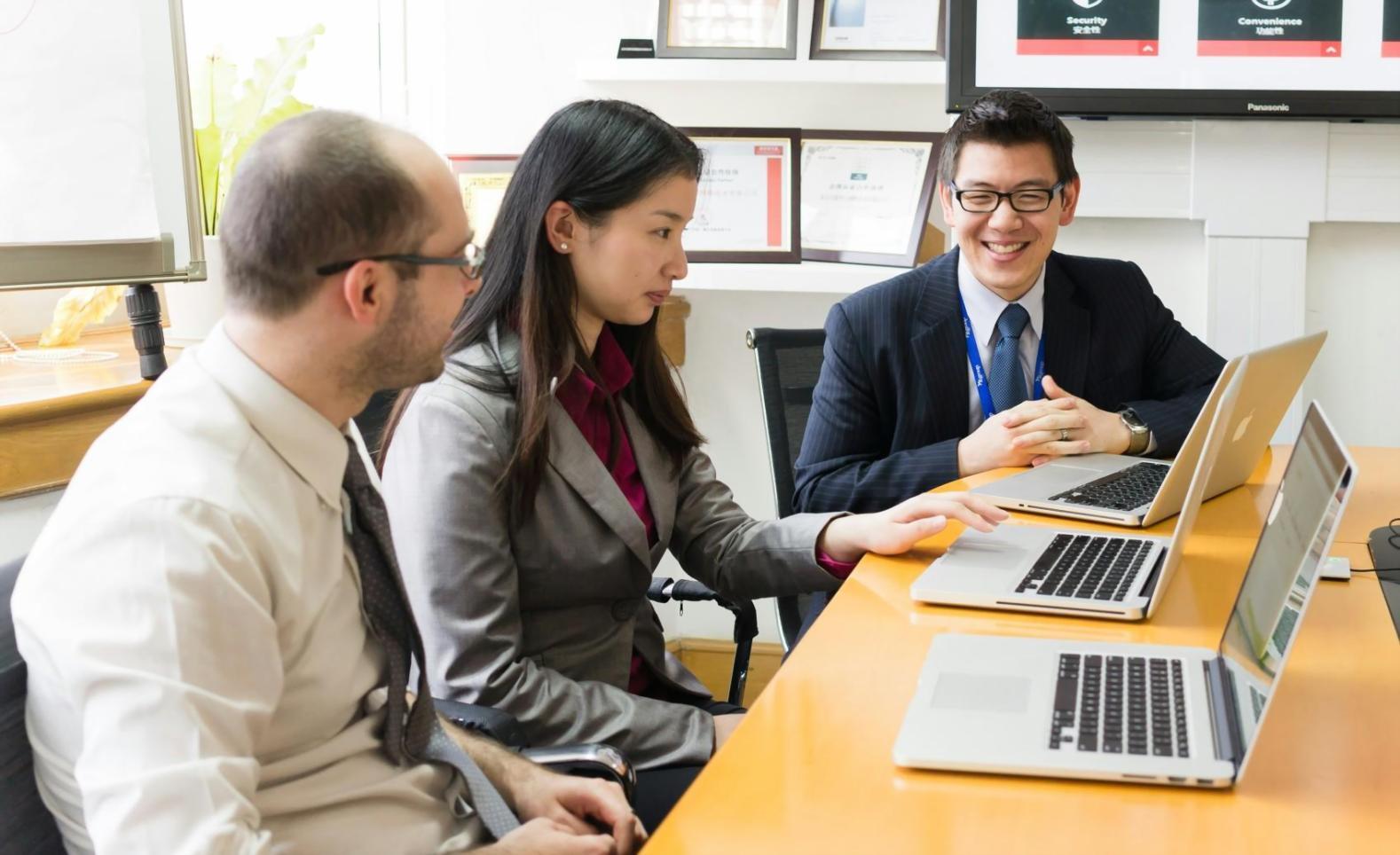 Встреча консультанта с клиентом для обсуждения финансового плана